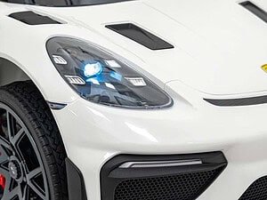 Jucarie masina Porsche alb cu faruri aprinse pentru copii, realizata din plastic sigur, pentru joaca in aer liber.