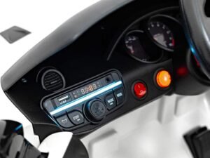 Radio pentru mașină cu funcții moderne, control multimedia și butoane pentru volan.