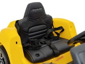 Scaun mașinuță electrică pentru copii cu design realist, confortabil și sigur.