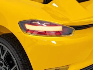 Mașină sport galbenă cu far LED, design modern și elegant.