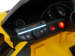 1. Centrala audio pentru mașină cu display digital și control rotativ.