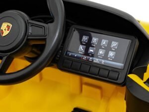 1. Bord control digital pentru mașină electrică Porsche, display touchscreen modern.