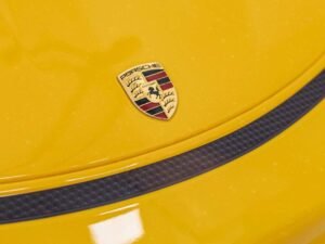 Jucărie pentru copii - Casuta Jucariilor cu design de mașină Porsche galben, sigură și educativă pentru cei mici.