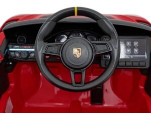 Volan auto Porsche, interior sportiv, butoane control, design modern, experiență de condus echipată.