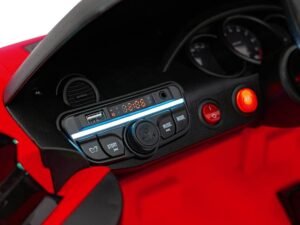 Sistem audio pentru mașină, control stereo cu display digital și butoane, interior auto modern.