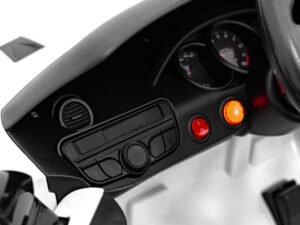 Volan și panou de control al mașinuței pentru copii, realist și sigur.