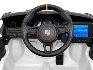 Mașină electrică pentru copii, realistică și sigură, ideală pentru joacă și distracție.