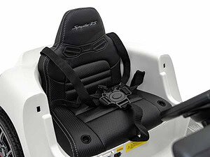 Scaun de mașină pentru copii, sigur, confortabil, cu centură de protecție.