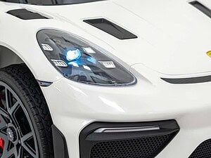 Mașină de jucărie Porsche albă cu detalii lucioase și faruri LED echipate, ideală pentru copii activi.