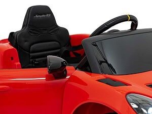 Jucarie auto electrica pentru copii in culoare rosie, cu volan si scaun confortabil.