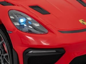 Mașină sport Porsche roșie, headlight și design aerodinamic.