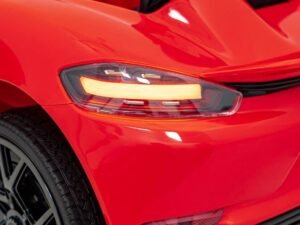 Mașină sport roșie, far LED modern, detaliu din față, design elegant și dinamic.