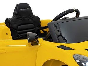 Mașinuță electrică pentru copii galbenă cu scaun negru și volan, jucărie pentru cei mici.