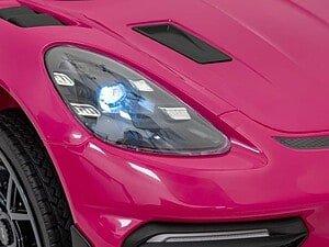 Mașină sport roz cu faruri LED strălucitoare și jante performante.