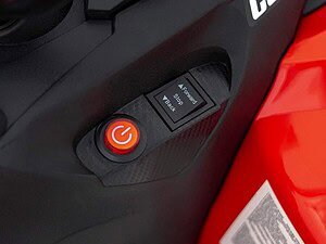 Buton de start/stop pentru mașină în interior, butoane control, design modern.