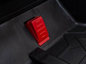 1. Buton roșu de siguranță în interiorul mașinii.