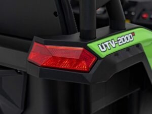 1. Semn la farul unui vehicul electric pentru copii, model UTV-2000.