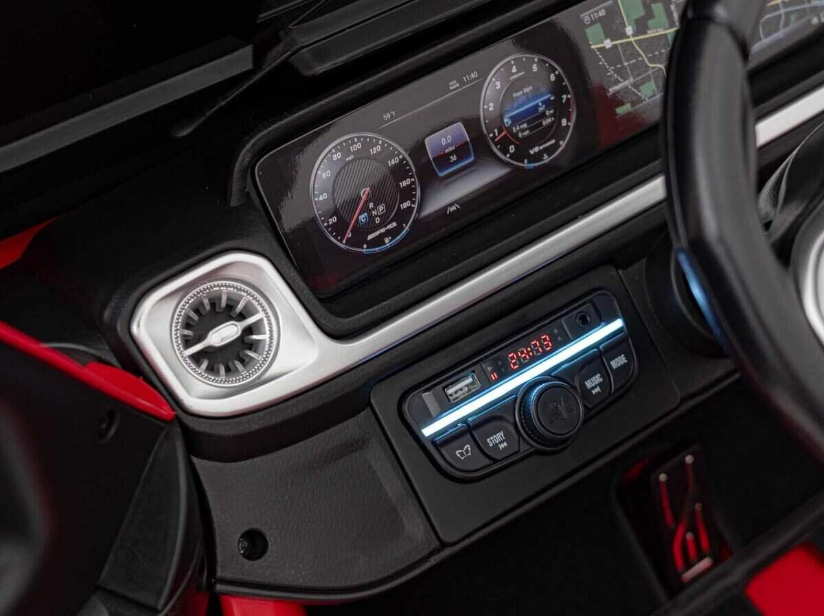 1. Interior mașină cu bord digital și control audio modern.