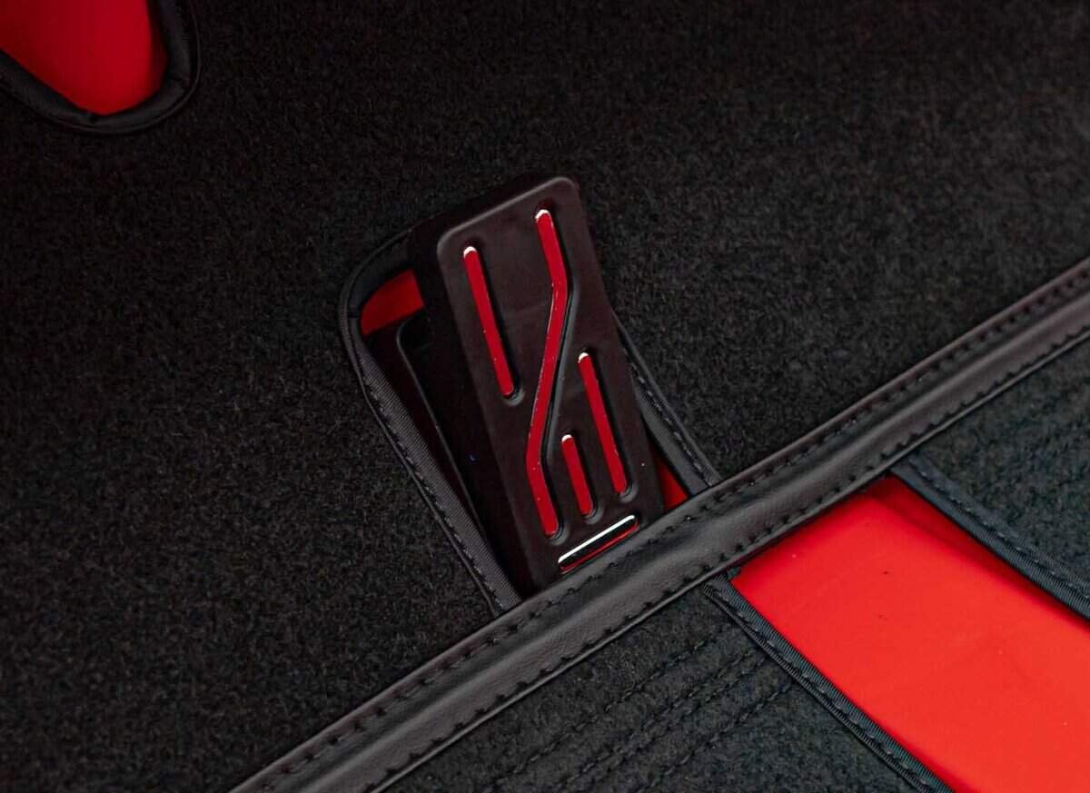 Siguranta burstelor pentru autovehicul, design negru și roșu, siguranță și funcționalitate excelentă.