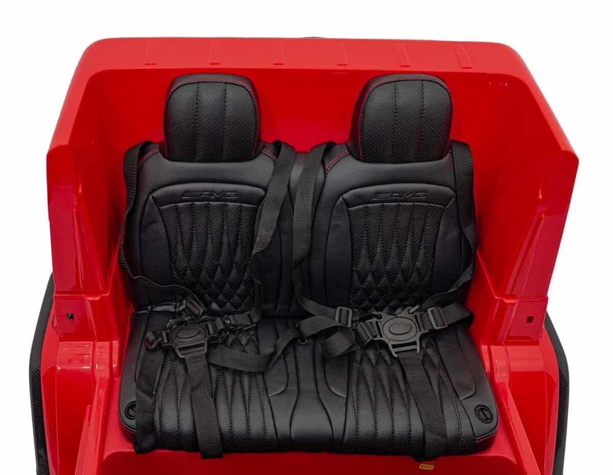 1. Scaun de mașină pentru copii, confortabil și sigur, cu centuri de siguranță.