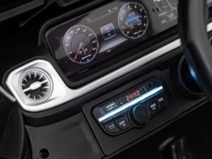 1. Bord de bord al mașinii cu afișaj digital și instrumente complexe.