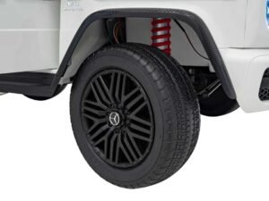 1. Jucarie auto electrică pentru copii cu design realist, cauciuc și roți din plastic negru.