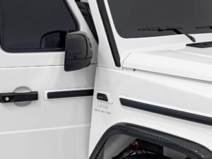1. Distanță între ușile unui Mercedes G-Class alb, close-up, detaliu lux auto.