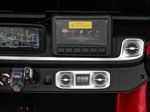 Panou de control mașină cu display și butoane digitalizare moderne.