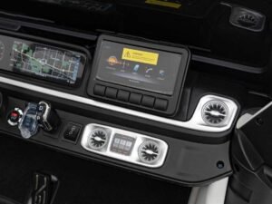 1. Ecran digital și sistem de navigație pentru mașini moderne.