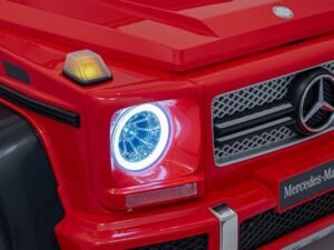 1. Fară etichetă, imagine cu o mașină roșie Mercedes-Maybach pentru copii.