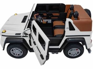 Mașinuță electrică pentru copii, model SUV cu interior detaliat și scaune comode.