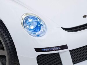 Lampa frontală auto cu lumină albastră, design modern și claritate excelentă.