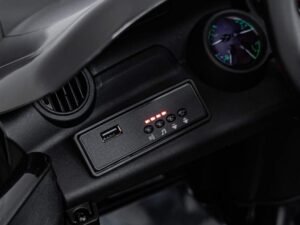 Port USB pentru încărcare și conectare dispozitive în interiorul mașinii.