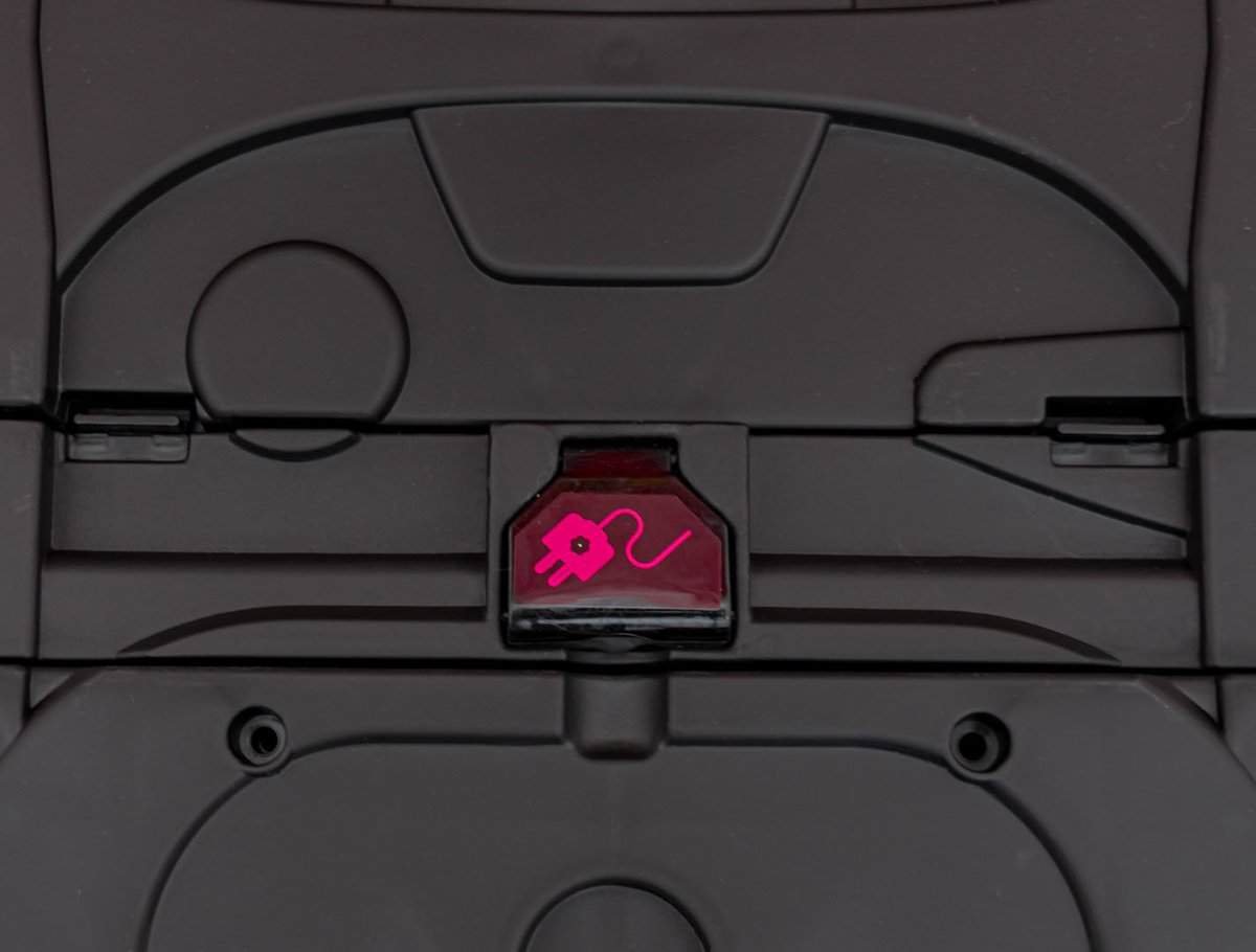 1.eticheta cu simbol electric roz pentru siguranță, pe containerul de jucării.