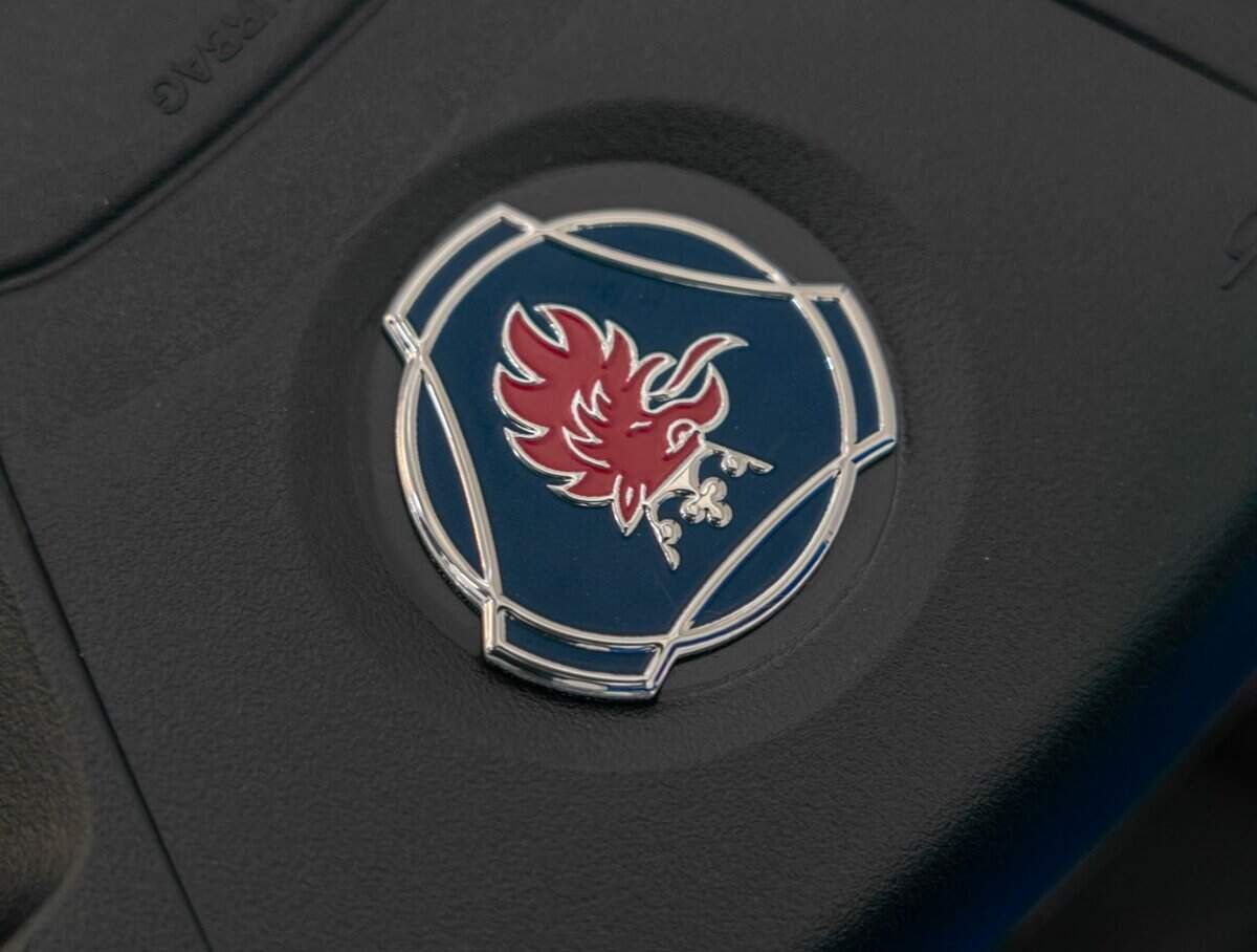 Papion auto Lamborghini, design emblem sportiv, logo față de mașini de lux, imagine detaliu exclusiv.