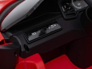 Mașină sport roșie cu tabloul de instrumente digital, interior modern, și un design elegant.