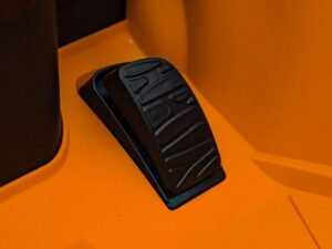 Ușă de retroiluminare pentru jucării și mecanisme, culoare neagră, design modern.