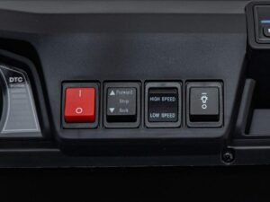 Tastatură butoane control camion, indicatori pentru viteză și funcții speciale, imagine auto.