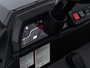 1. Echipament de bord al vehiculului, afișaj digital cu parametri de performanță.