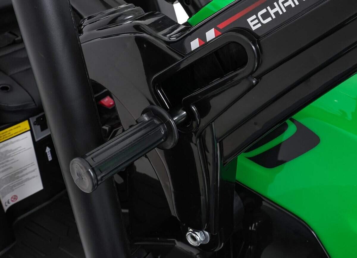 1. Mânere de control pentru tractor sau utilaj agricol, negru, robust și ergonomic.