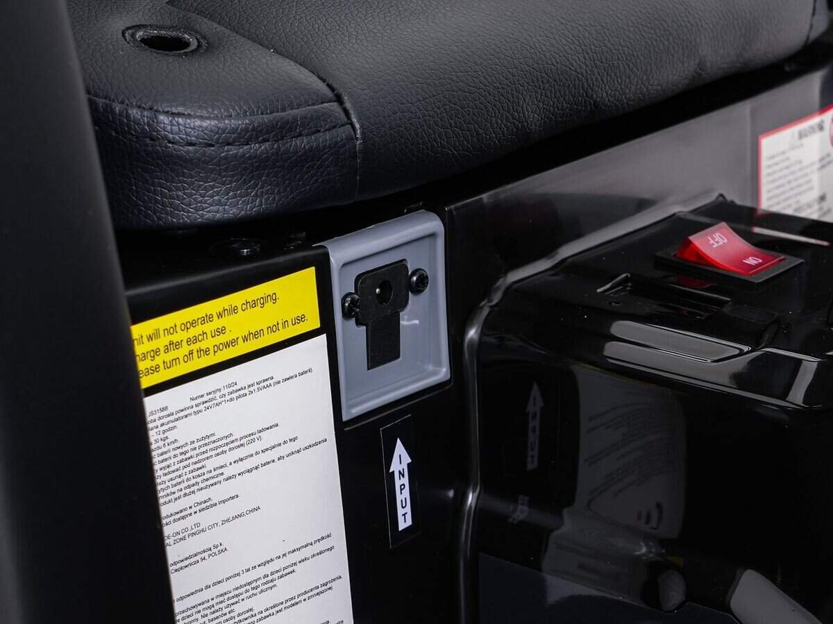 Port de încărcare și buton off pentru vehicul electric, siguranță și funcționalitate auto.