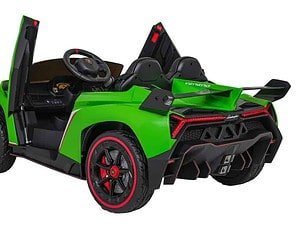 Mașină electrică pentru copii, model sportiv verde cu detalii negre și roșii, ideală pentru joacă în aer liber.
