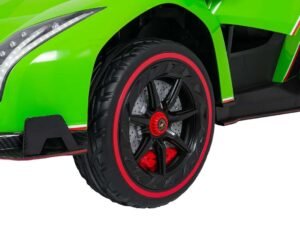 Detaliu roată mașină sport verde, design sportiv cu elemente negre și roșii.