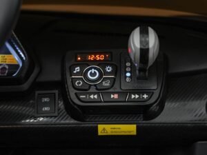 1. Comanda automată cu display digital și butoane pentru confortul șoferului.