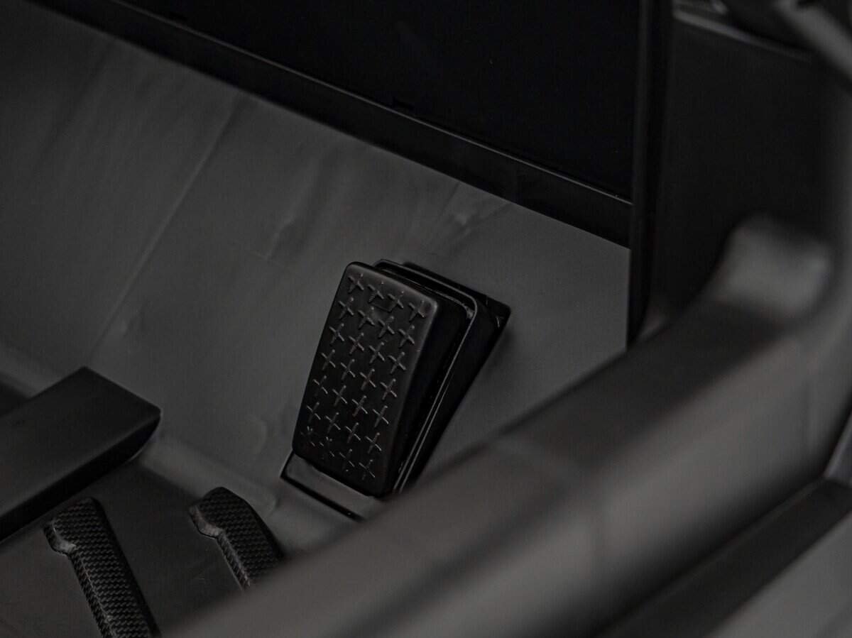 Pedal accelerație mașină, vedere close-up, interior auto, componente pentru condus, elemente auto moderne.