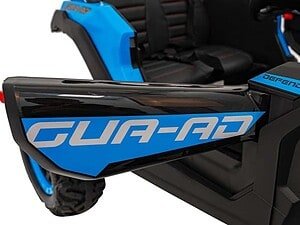 Mașină electrică pentru copii cu design sportiv și scaune confortabile pentru joacă în siguranță.