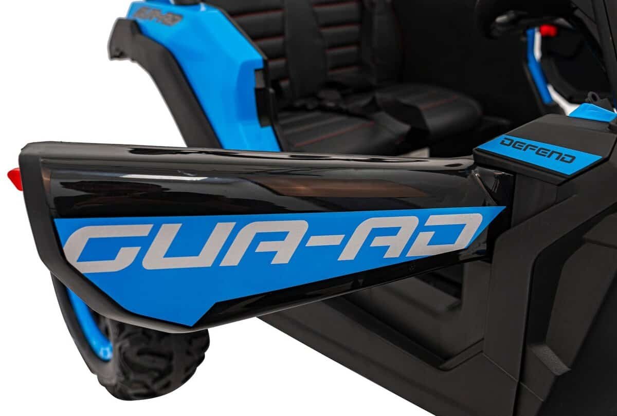 Mașină electrică pentru copii cu design sportiv și scaune confortabile pentru joacă în siguranță.