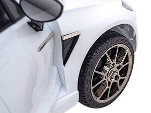 1. Masina de jucarie alba, detaliu design sportiv, recomandata pentru copii mici.