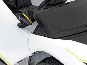 Bariera de siguranță carbon la mașină sport super rapidă, design modern și aerodinamic.