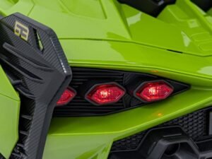 Semná lumină de frână pe mașină sport verde.